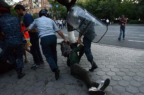 Armenian police contunie using force against peaceful protesters